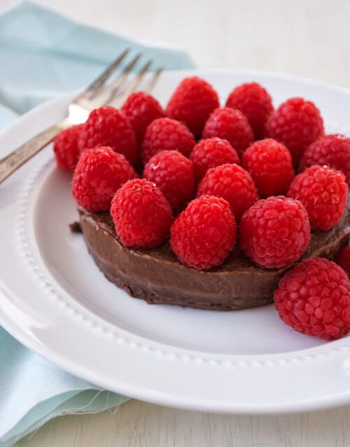 raw cacao tart with raspberries