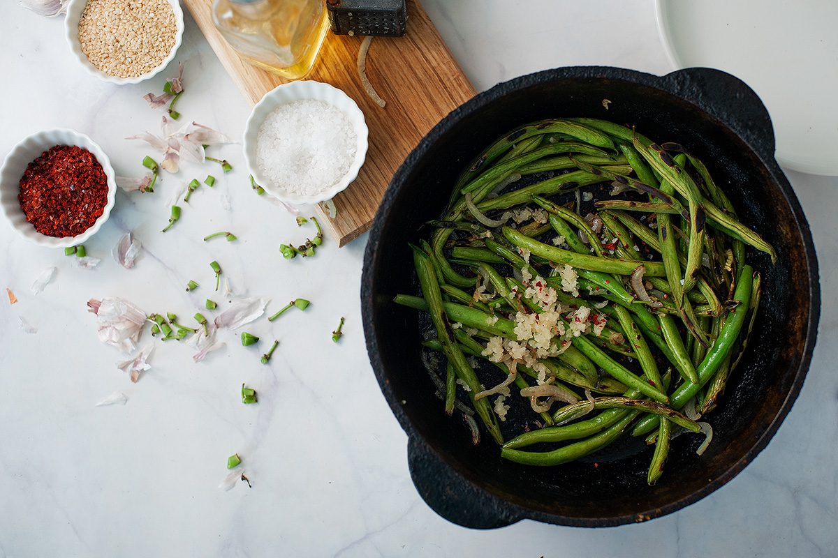 saute green beans with onions and garlic